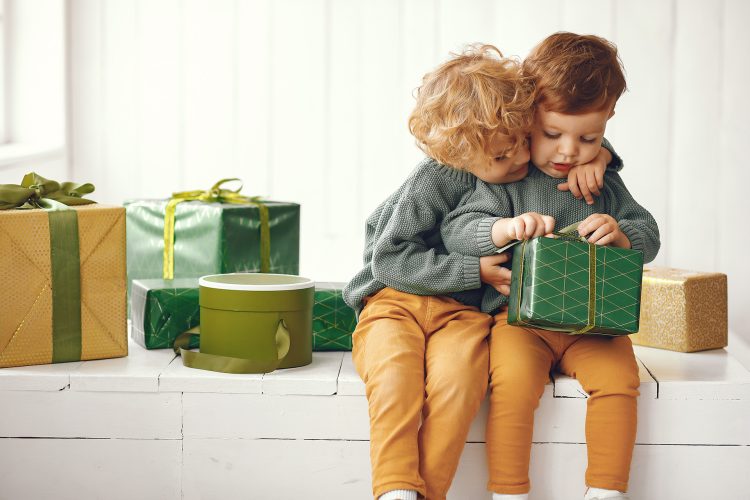 Niños regalos reyes magos